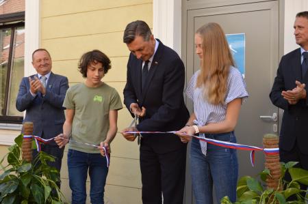 Predsednik države Borut Pahor v družbi učencev slavnostno otvoril Prvo pametno podeželsko učilnico