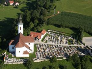 Cerkev Marije vnebovzete na Rosuljah